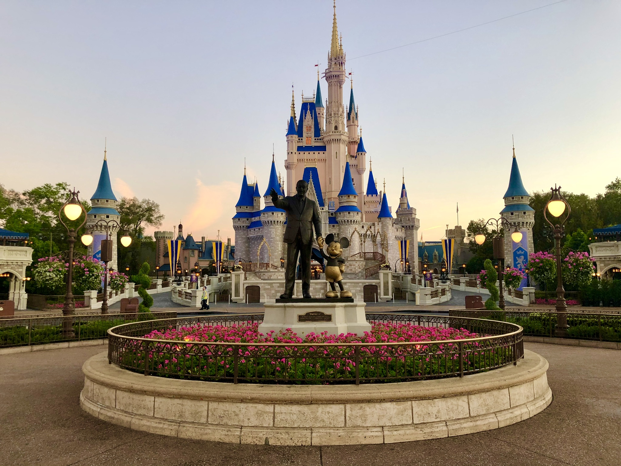 Do you know how I can get from Orlando International Airport to Disney World?